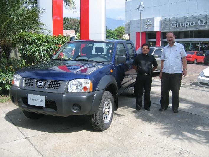 Zwei Männer mit einem Pickup vor einem Gebäude in Jayaque, El Salvador